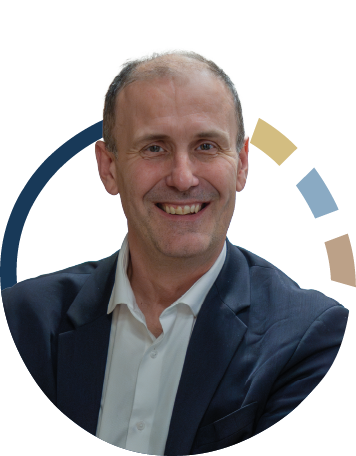 Riche d'un parcours de directeur général et ayant occupé de nombreux postes dans les opérations au sein d'ETI et de grands groupes, Julien pilote des missions de transition, accompagne les transformations organisationnelles, conçoit et anime des parcours de formation pour managers.